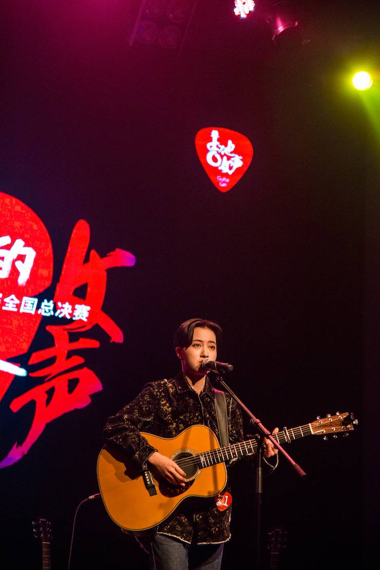 第四届“热博rb88吉他女声弹唱大赛”总冠军出炉<br />温格夺冠，董冬冬担任评委